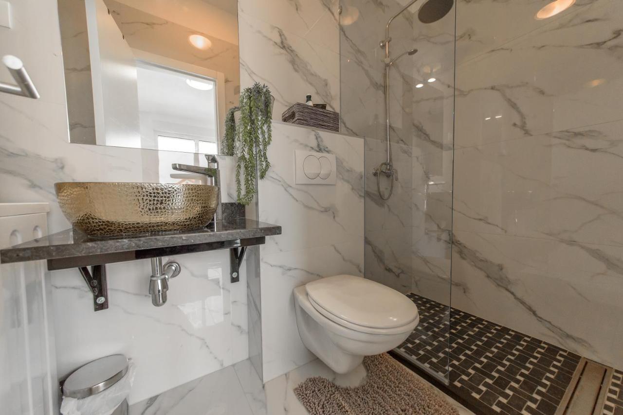 Apartment 3 *