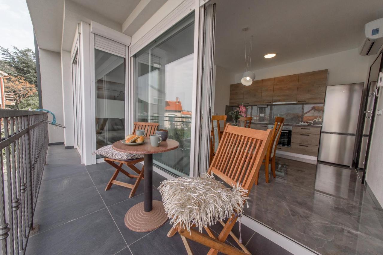 3 Apartment *