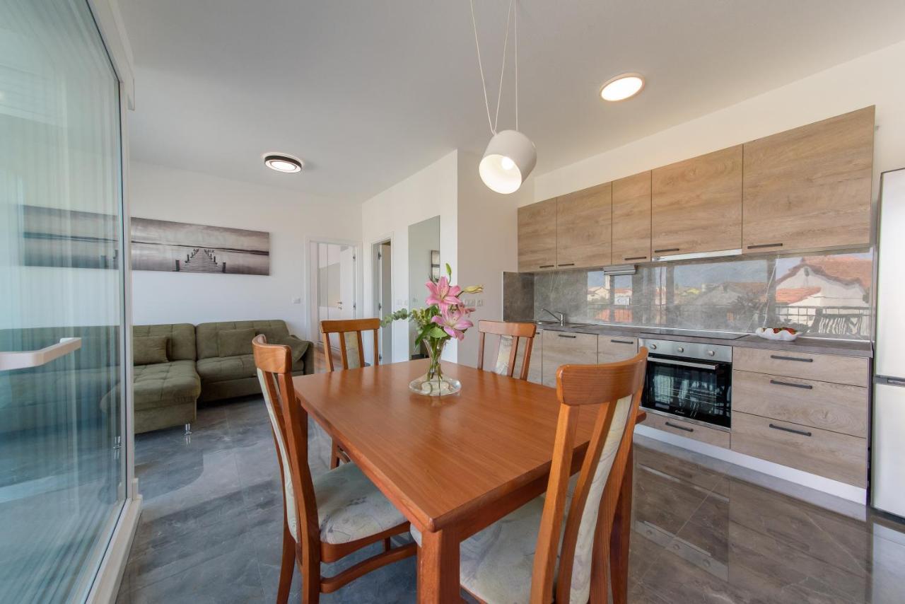 Apartment 3 *