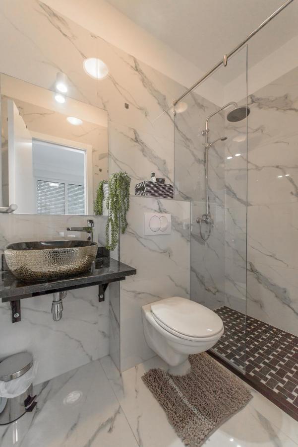 Apartment 3 *