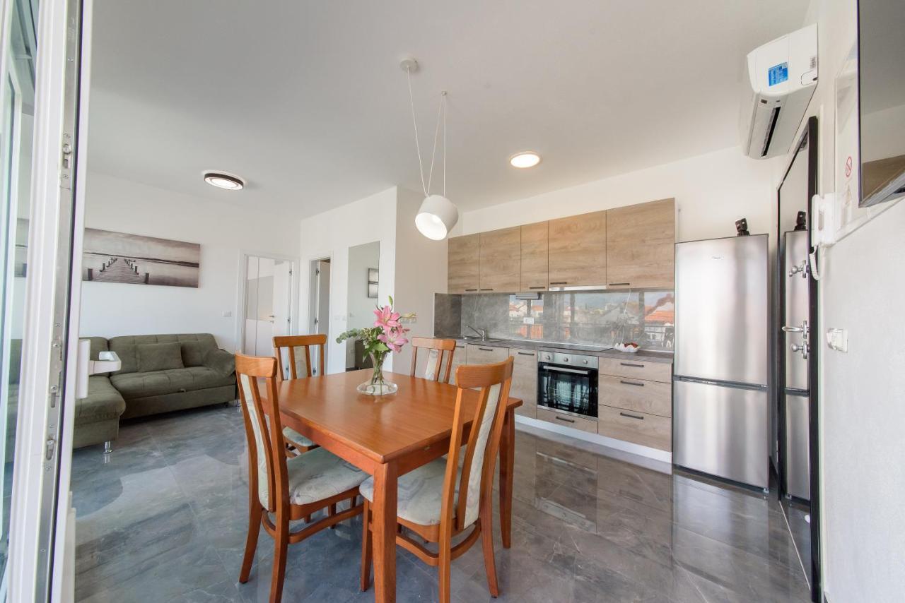 Apartment 3 *